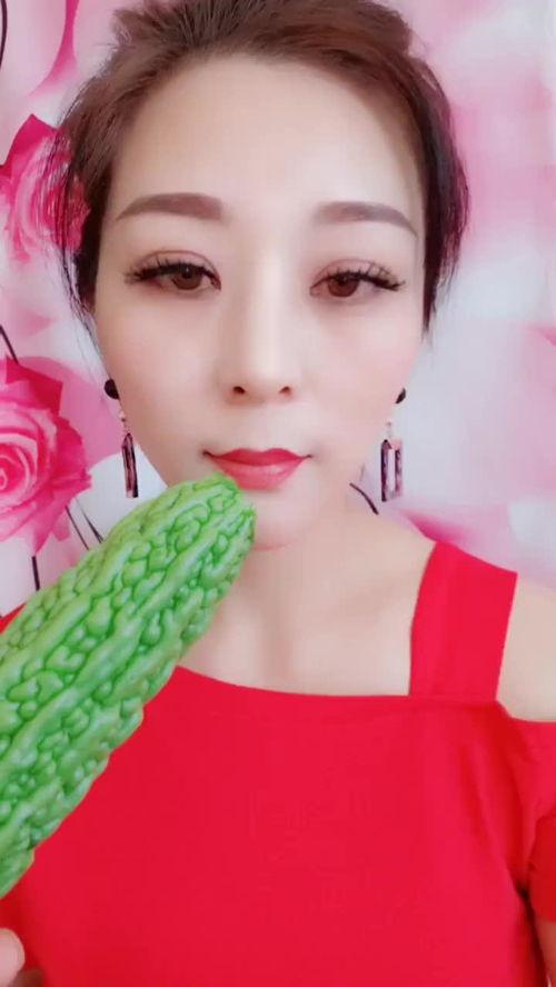 吃瓜照美女,捕捉夏日清新佳人瞬间  第3张